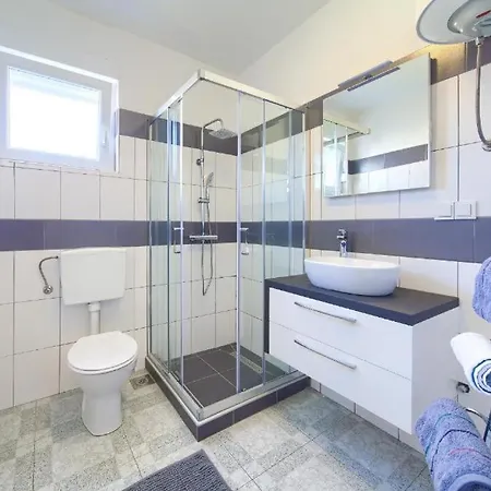 Braut Krk Апартаменты